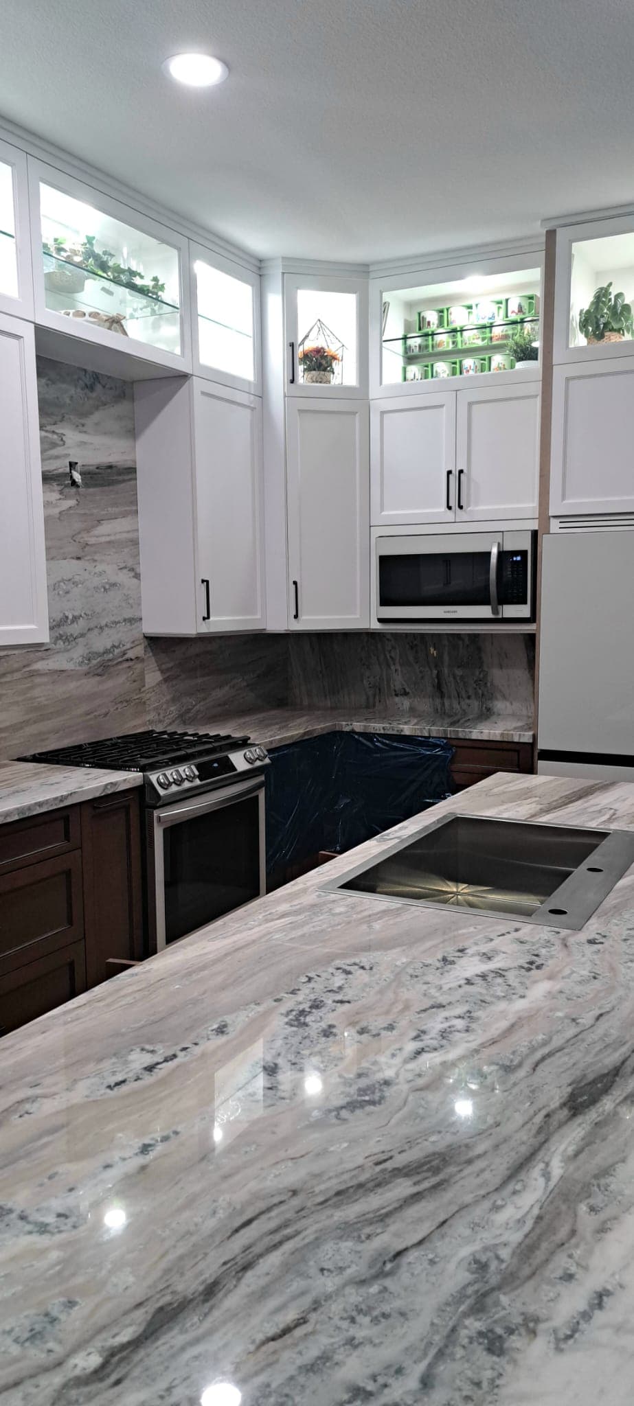 Cream granite kitchen 1